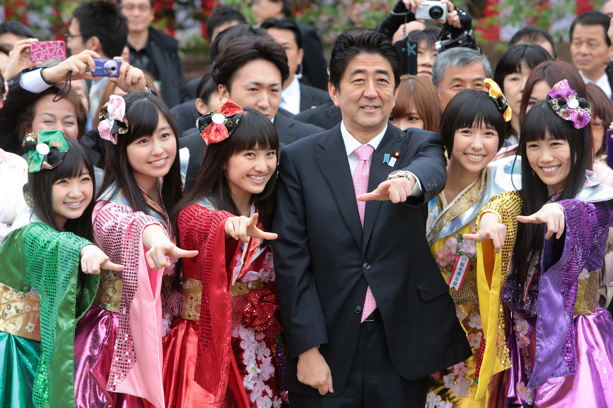 Синдзо Абэ на приеме по случаю цветения сакуры
