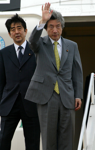 Синдзо Абэ и экс-премьер Японии Дзюнъитиро Коидзуми, 2003 год