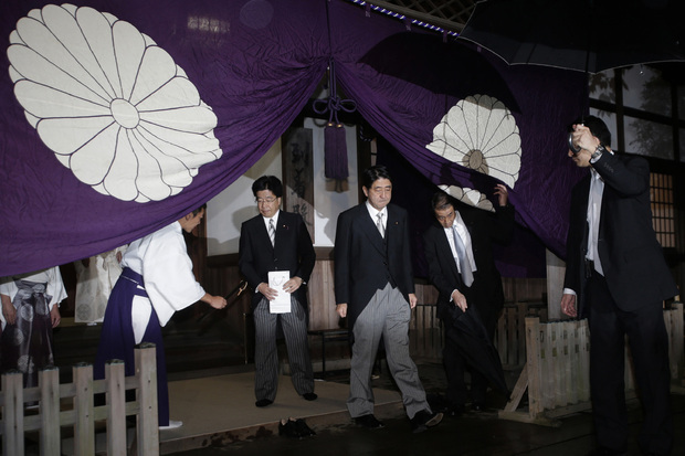 Синдзо Абэ посещает храм Ясукуни, чтобы почтить память павших японских воинов. Фото: Shizuo Kambayashi / AP
