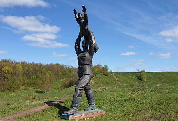 Статуя солдата, вернувшегося с войны, на Александровой горе над Плещеевым озером в Переславле-Залесском.