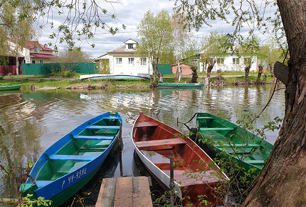 Цветные лодки на реке Трубеж в Рыбной слободе, Переславль-Залесский.