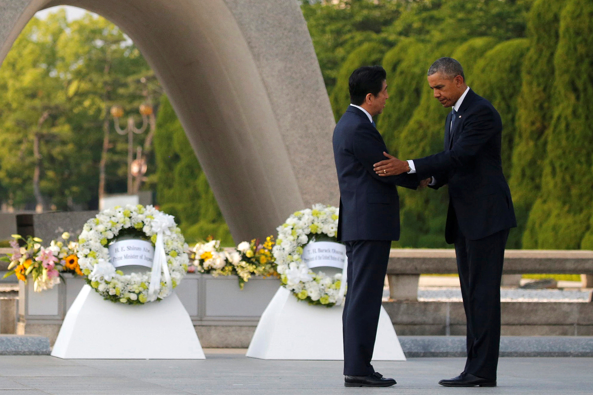 Синдзо Абэ и Барак Обама у мемориала жертвам ядерной бомбардировки в Хиросиме