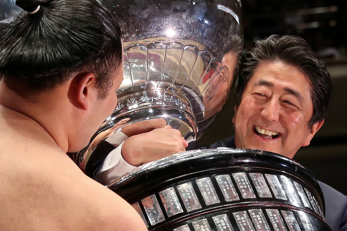 Абэ вручает кубок сумоисту Асанояма, одержавшему победу на турнире в 2019 году