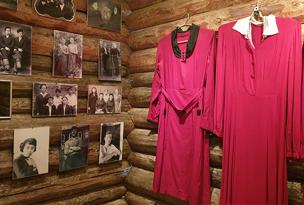 Старые платья и пожелтевшие семейные фото — часть экспозиции «Старухи о Любви» в Музее Судьбы русской деревни в Учме.