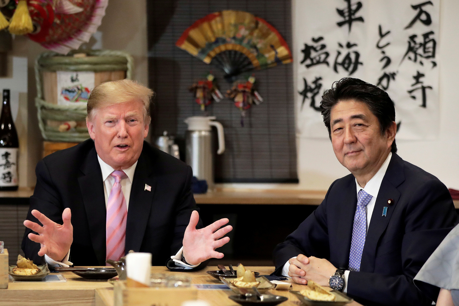 Синдзо Абэ и Дональд Трамп на ужине в Токио, 2019 год