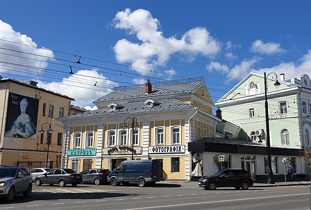 Старейшее каменное сооружение Рыбинска, двухэтажный особняк с мезонином, помнит еще Екатерину II.