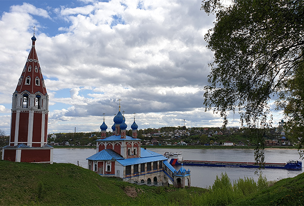 Вид на Тутаев с «романовской стороны»: Казанско-Преображенская церковь.