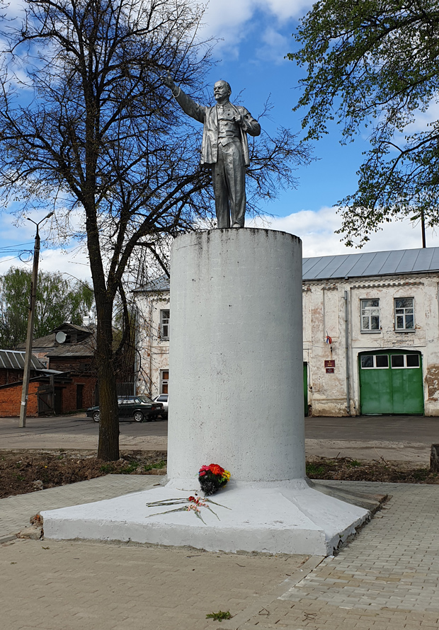 Миниатюрная статуя Ленина в Тутаеве венчает несообразно большой постамент.