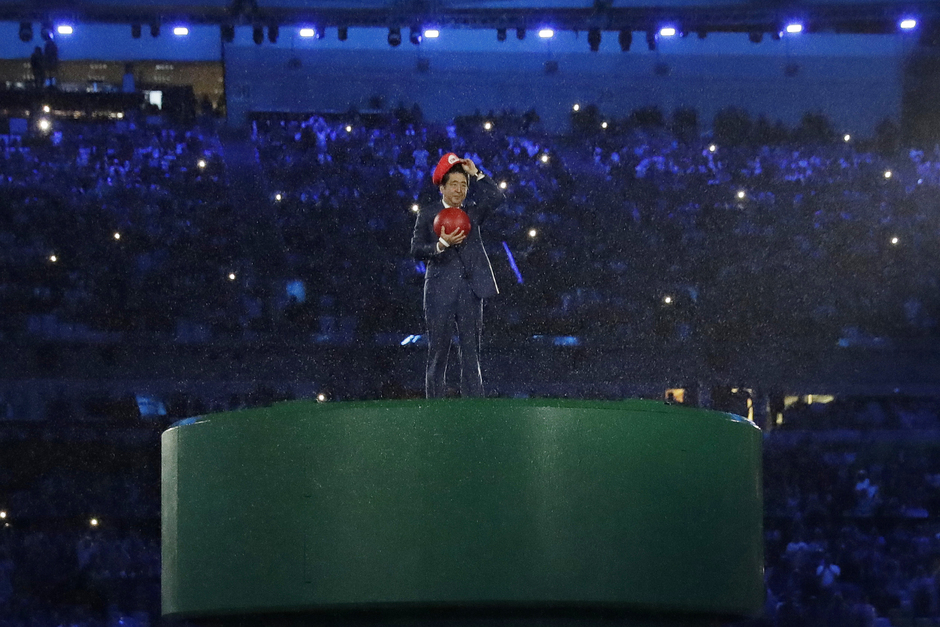 Синдзо Абэ в образе водопроводчика Марио из одноименной игры на церемонии закрытия Олимпиады в Рио-де-Жанейро