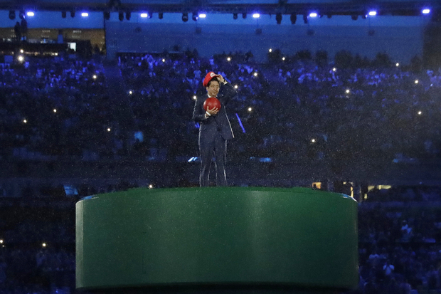 Синдзо Абэ в образе водопроводчика Марио из одноименной игры на церемонии закрытия Олимпиады в Рио-де-Жанейро. Фото: Matt Dunham / AP