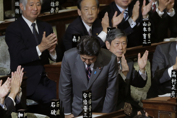 Абэ кланяется в парламенте после назначения на пост премьера в 2012 году. Фото: Itsuo Inouye / AP