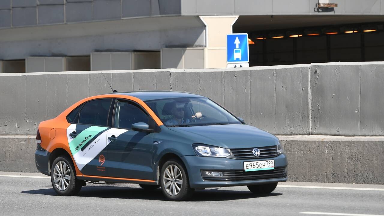 Фольксваген поло седан 2018 года выпуска. Volkswagen Polo Делимобиль. Фольксваген поло каршеринг. Volkswagen Polo 2021 Делимобиль. Фольксваген поло каршеринг Делимобиль.