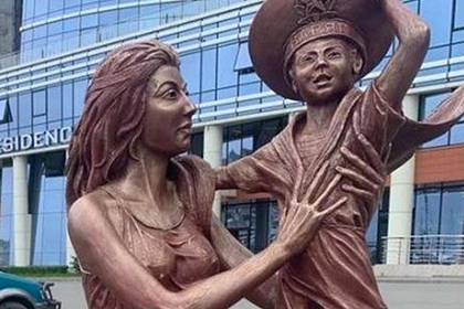 Скульптуру матери и ребенка в России сравнили с «Аленкой»