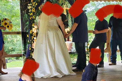 Жениха раскритиковали в сети за неряшливый вид на фото с нарядной невестой