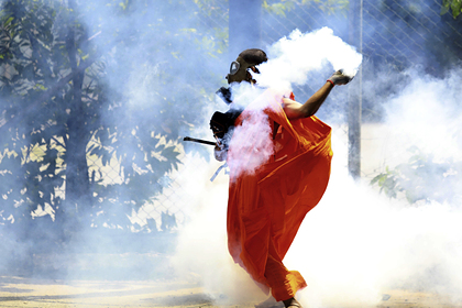 Протестующие подожгли резиденцию экс-премьера Шри-Ланки