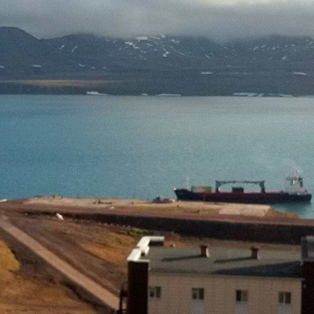 Ruslar üçün yük daşıyan gəmi Svalbard şəhərinə çatdı
