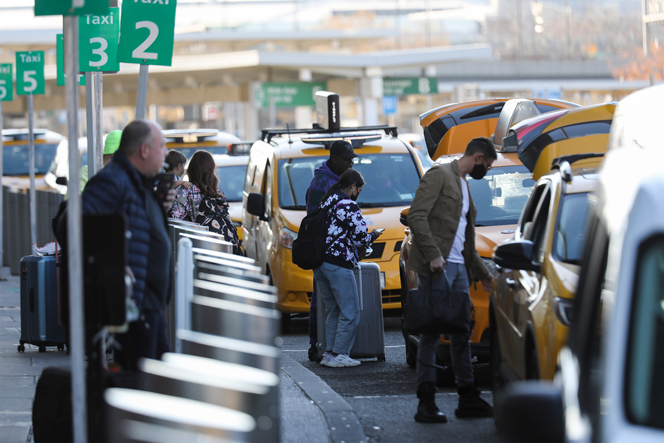 Таксисты дежурят перед входом в аэропорт