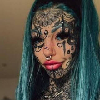 Татуированная девушка в очках