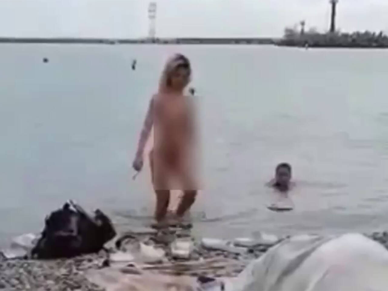 купаются голыми на общественном пляже фото 54