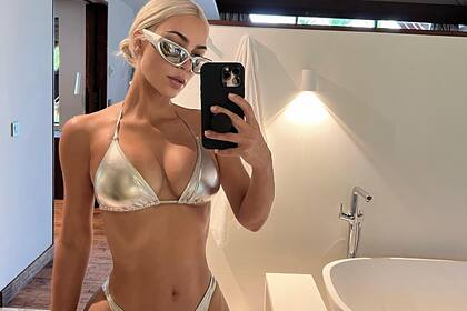 Ким Кардашьян подверглась критике в сети из-за новых фото в купальнике