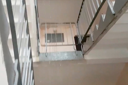 Дождь пошел в подъезде петербургского дома и попал на видео