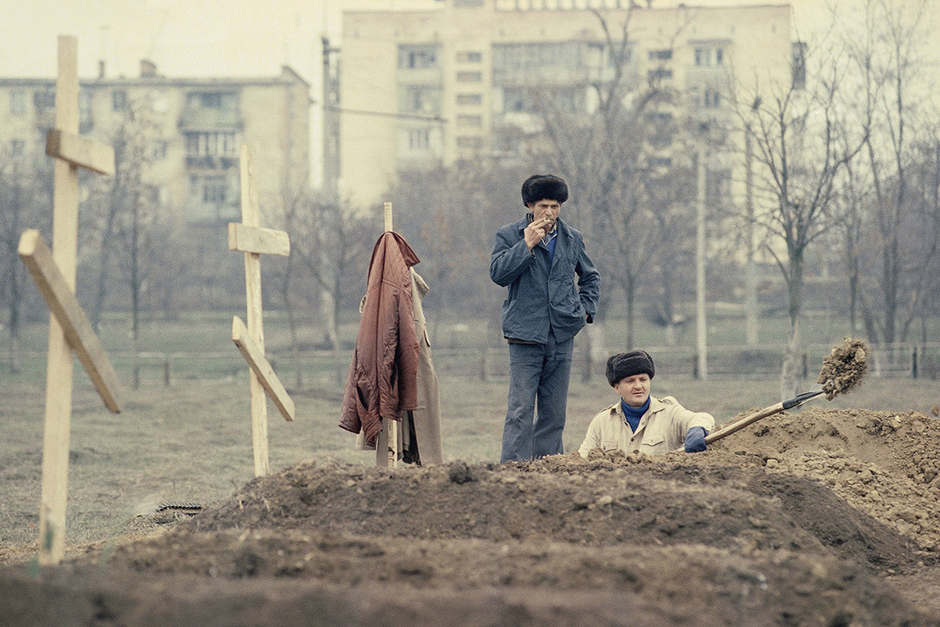 Могилы в одном из парков Грозного, 1995 год
