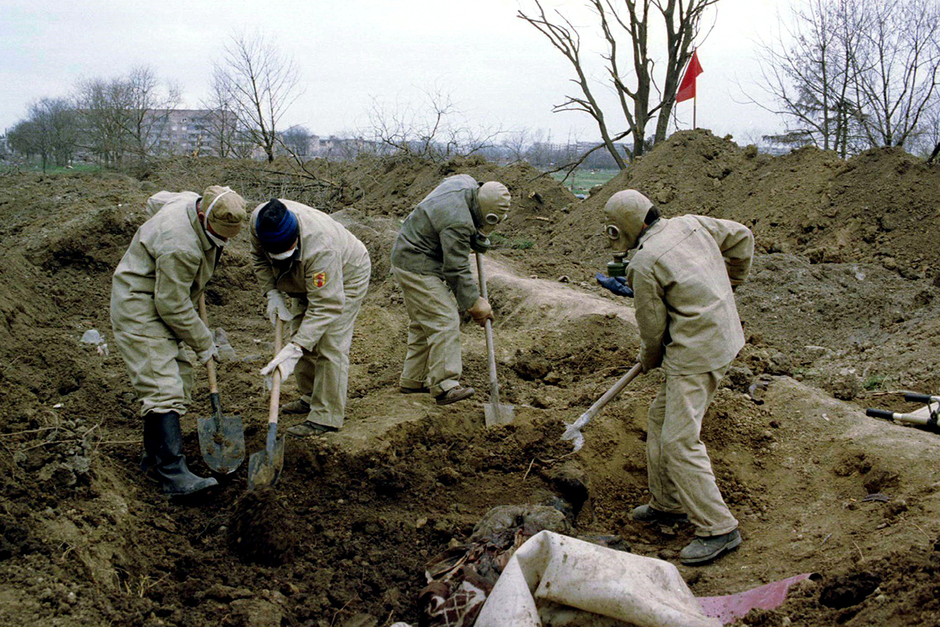 Работы на месте массового захоронения в Грозном