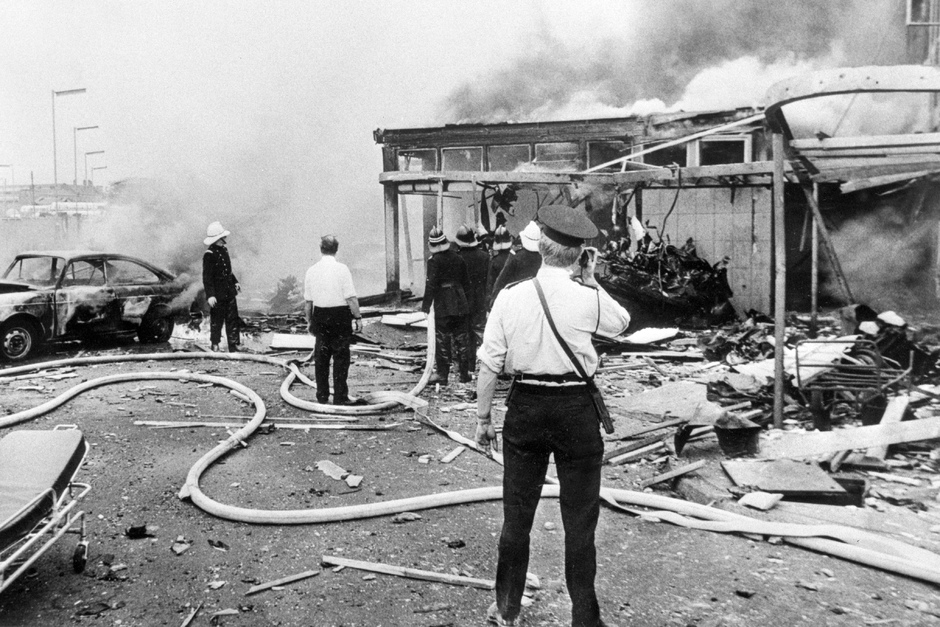 Работники службы экстренной помощи на месте взрыва на Оксфорд-стрит в центре Белфаста во время трагедии «кровавой пятницы», 21 июля 1972 года