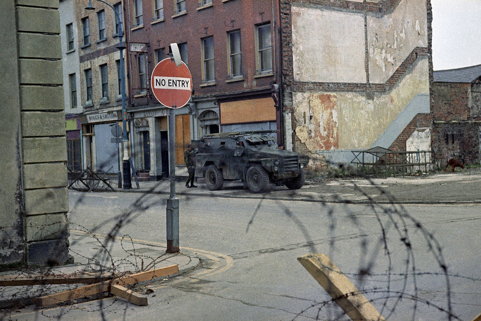 Блокпост британских солдат в Белфасте, столице Северной Ирландии, февраль 1972 года