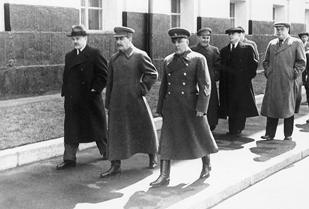 Иосиф Сталин (в центре на переднем плане) с членами Политбюро ЦК ВКП (б), май 1941 года