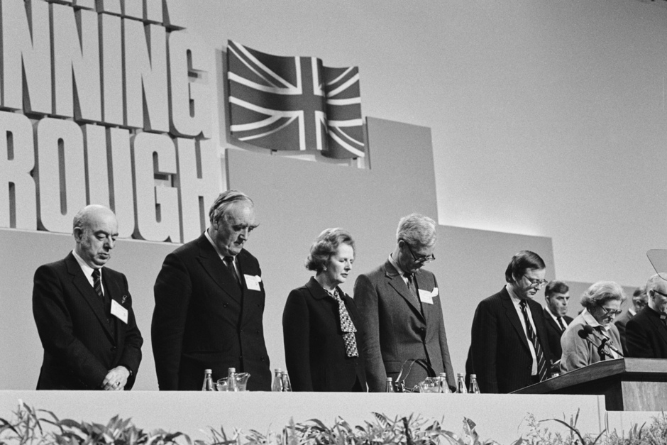 Политики Британской консервативной партии склоняют головы в память о жертвах теракта в Брайтоне. Слева направо: Родс Бойсон (1925-2012), Уильям Уайтлоу (1918-1999), премьер-министр Маргарет Тэтчер (1925-2013), Дуглас Херд и Джон Селвин Гаммер