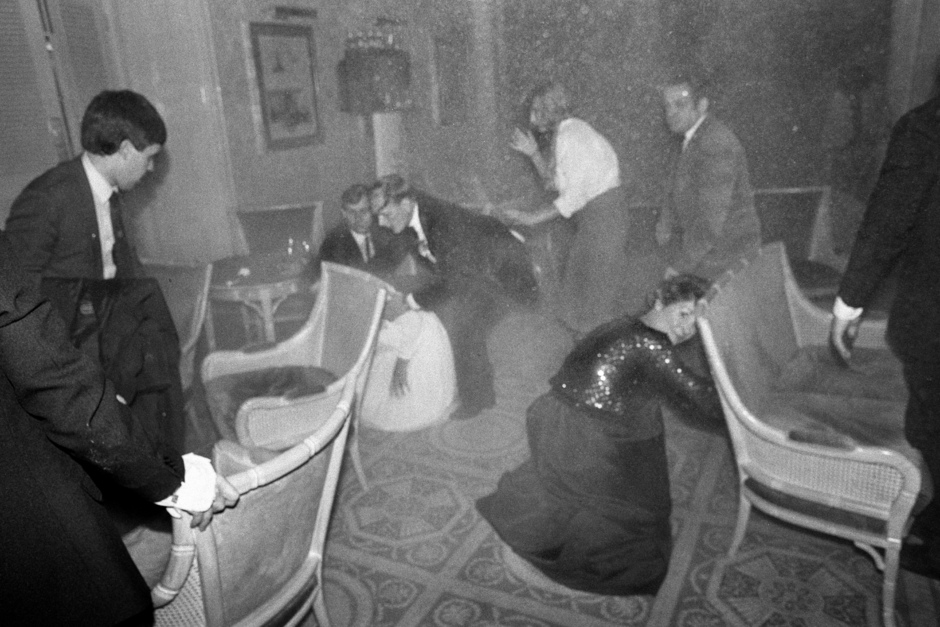 Гости отеля в Брайтоне после взрыва бомбы, 12 октября 1984 года
