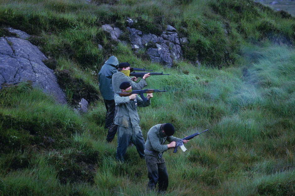Члены-стажеры Временной ирландской республиканской армии (ИРА) отрабатывают тактику партизанской войны в секретном месте в сельской местности, 21 августа 1986 года