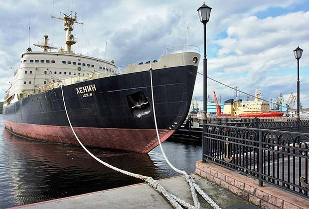 Первый атомный ледокол «Ленин». Корабль пришвартован у Мурманского морского вокзала
