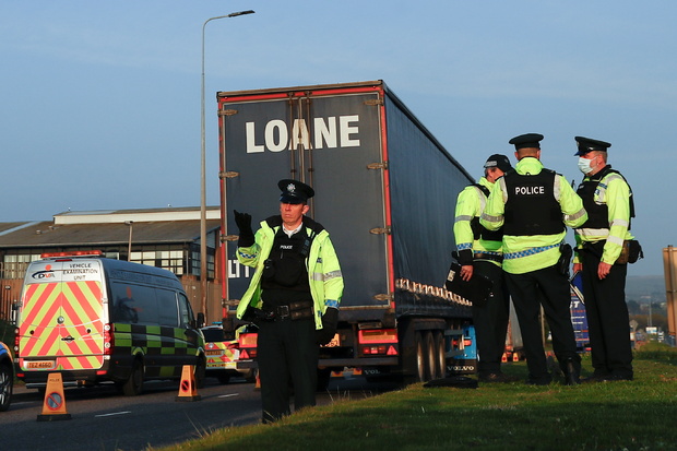 Совместная операция Полицейской службы Северной Ирландии (PSNI) и Управления транспортных средств, налоговой и таможенной службы Ее Величества (HMRC) в порту Белфаста, 22 апреля 2021 года. Фото: Jason Cairnduff / Reuters