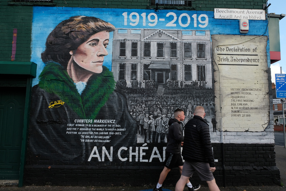 Граффити с изображением Декларации независимости Ирландии и графини Констанции Маркевич, одной из первых женщин в истории, занявших в правительстве пост министра. Белфаст, Великобритания, 29 октября 2019 года