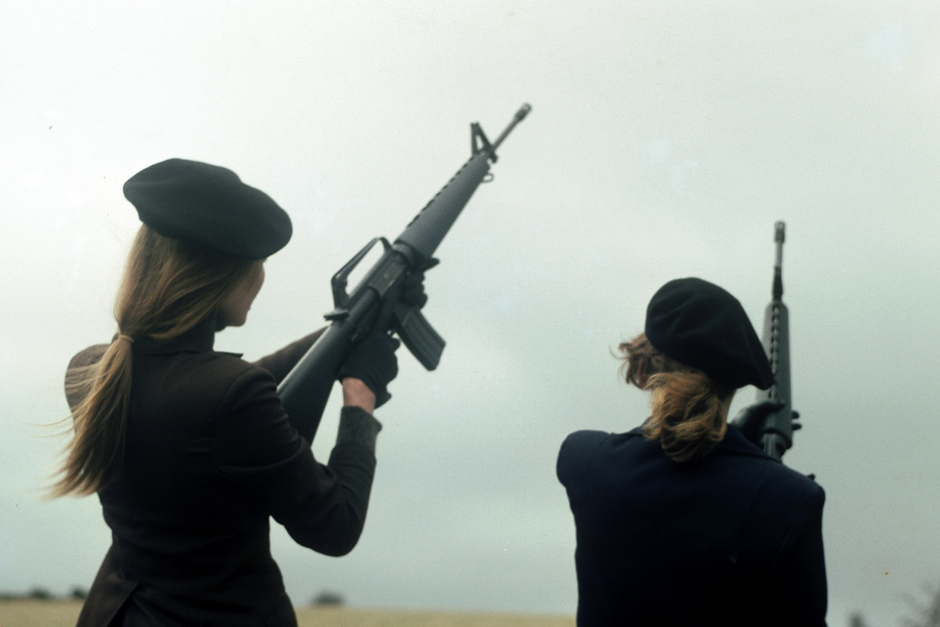 Девушки-члены ИРА с винтовками M16 позируют во время тренировочных учений в Северной Ирландии, 12 февраля 1977 года