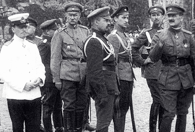 Офицеры Добровольческой армии на улице Киева, 1919 год 