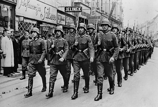 Немецкий батальон марширует по Загребу, 24 апреля 1941 года. Фото: Roger Viollet / Getty Images
