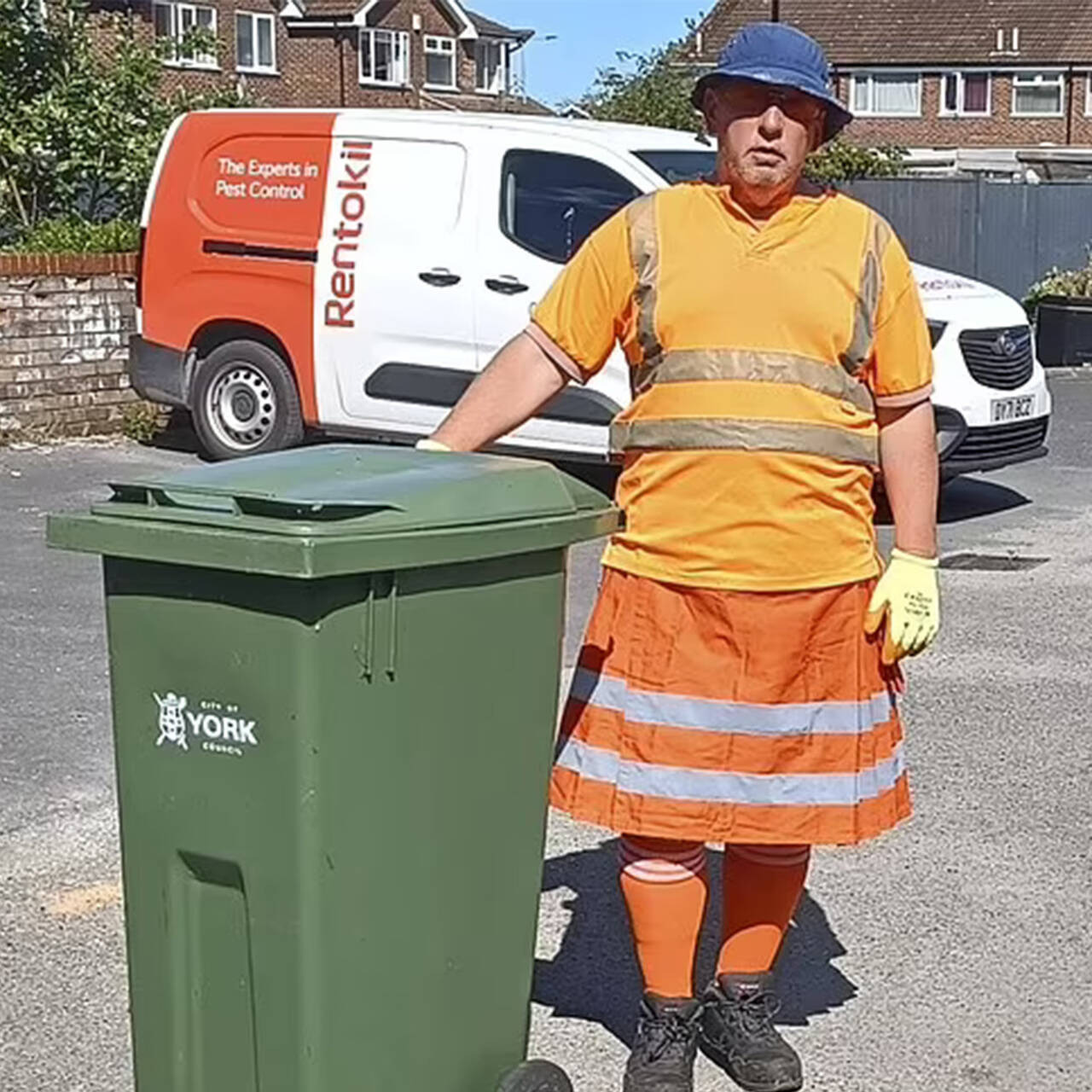 Мусорщик из интернета. Форма мусорщика. Костюм мусорщика. Смешной костюм мусорщика. Мусорщик в оранжевой форме.