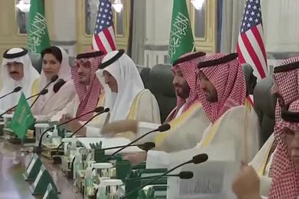 Саудовский принц усмехнулся из-за неудобного вопроса Байдену и попал на видео
