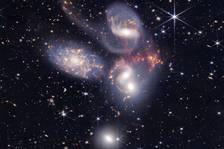 Квинтет Стефана. Группа из пяти сливающихся галактик, которые находятся в созвездии Пегаса на расстоянии 290 миллионов световых лет от Земли
