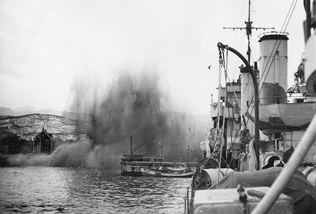Взрыв немецкой бомбы у берегов Норвегии 