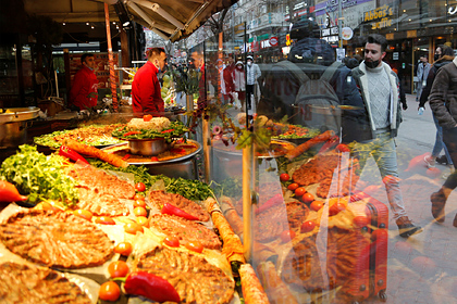 Гамбургеры, пицца и вода обошлись туристам в турецком кафе в 85 тысяч рублей