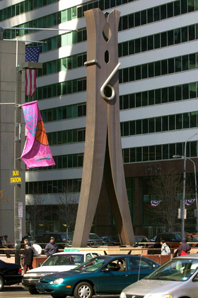 Скульптура «Прищепка» (Clothespin) в Филадельфии, США. Фото: Dan Loh / AP