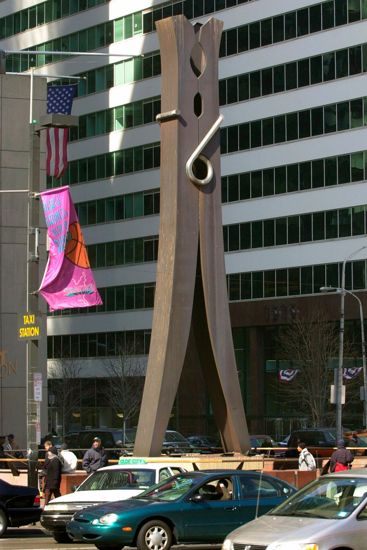 Скульптура «Прищепка» (Clothespin) в Филадельфии, США