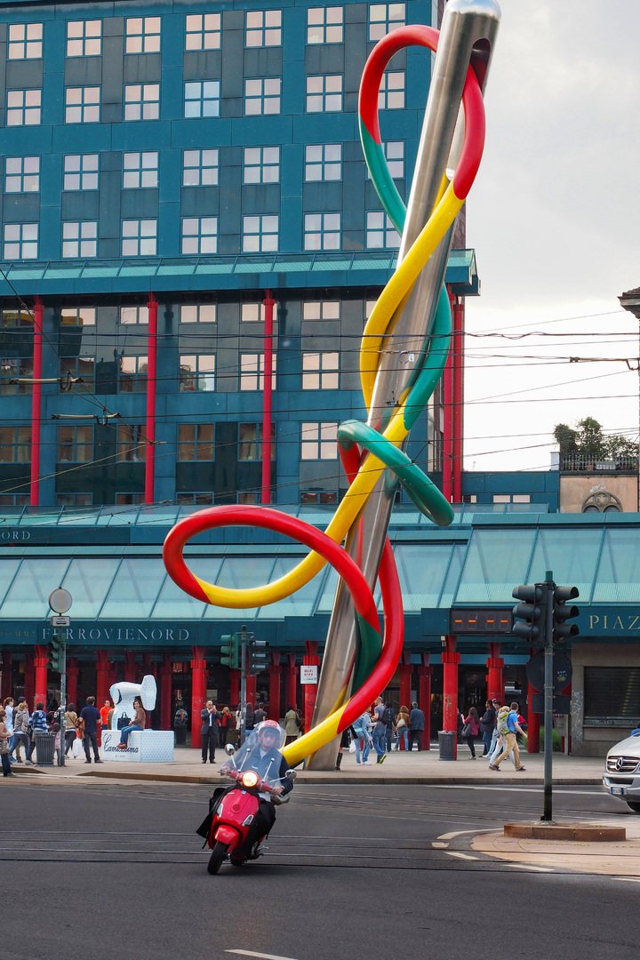 Скульптура «Иголка, нитка, узел» в Милане, Италия