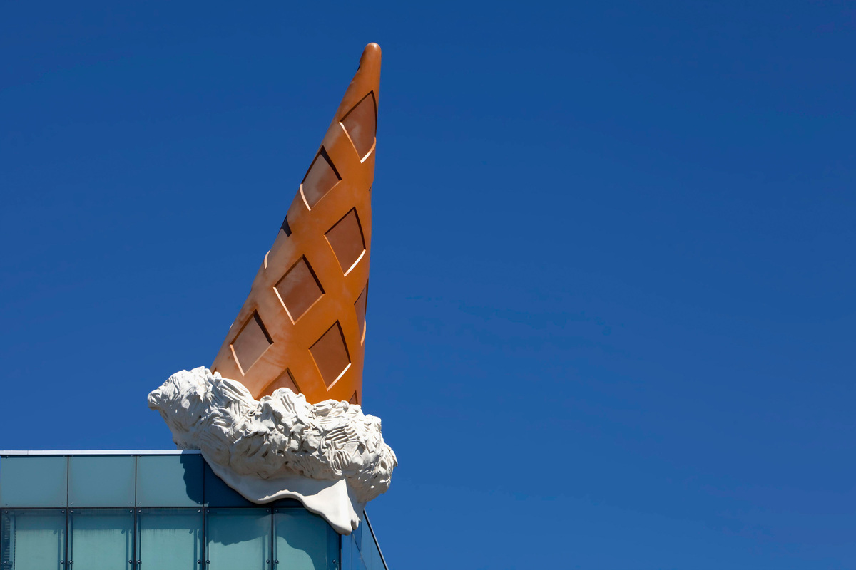 Скульптура «Перевернутый вафельный рожок» (Dropped Cone) в Кельне, Германия