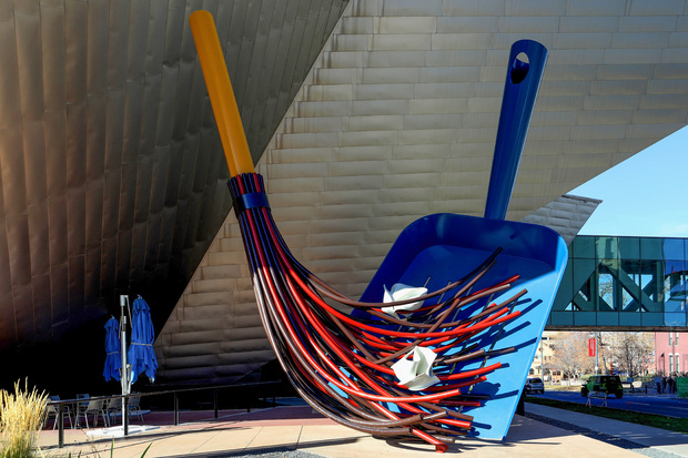 Скульптура «Большое подметание» (Big Sweep) в городе Денвер, США. Фото: Raymond Boyd / Getty Images