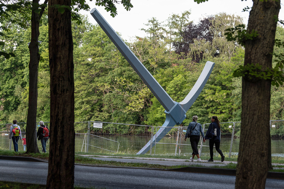 Скульптура в виде инструмента кайло в городе Кассель, Германия